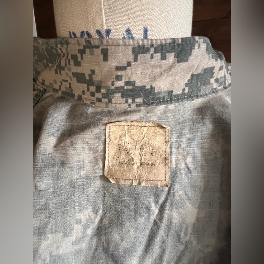 US Army ACU Digital Camouflage Combat Uniform Jacket looks like a Men’s M/L - Picture 8 of 9